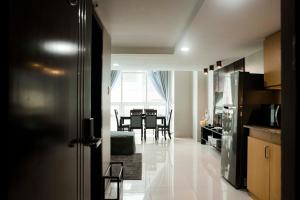 Renovated - City Center - Pool Access - 2 ACs