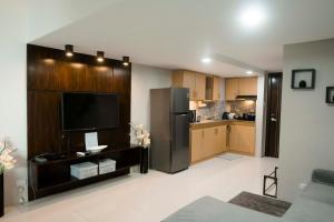 Renovated - City Center - Pool Access - 2 ACs