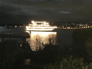 Fun Waterfront Home w Boat, Kayaks -Central Seattle!