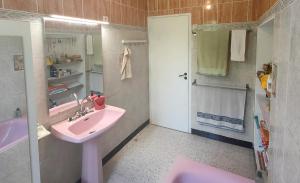 grande chambre dans maison en garrigue nîmoise