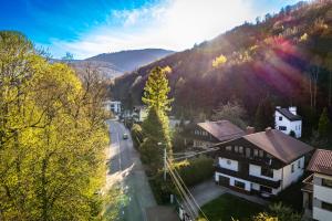 Przytulne Apartamenty w Klimatycznym Domu nad Białką w Otoczeniu Górskich Krajobrazów by Noclegi Renters