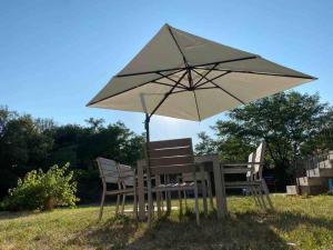 Maisons de vacances Maison familiale entiere en pierre avec piscine : photos des chambres