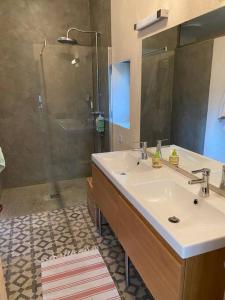 Maisons de vacances Maison familiale entiere en pierre avec piscine : photos des chambres