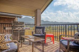 Mountain getaway condo - 5 min walk to the beach!