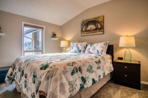 Mountain getaway condo - 5 min walk to the beach!
