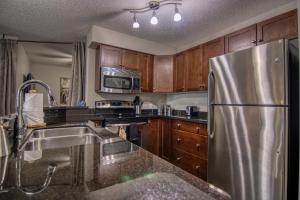 Mountain getaway condo - 5 min walk to the beach!