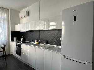 EME APARTMENTS - Kompleksi Lura 2 Gjiri i Lalzit