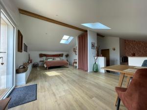 B&B / Chambres d'hotes Le clos des grandes rivieres : Chambre Lit King-Size - Vue sur Piscine 