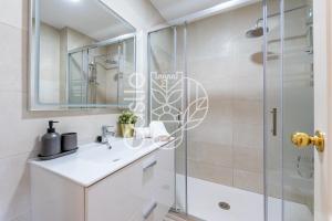 APARTAMENTO VACACIONAL A 10 MIN PUERTO DE BENALMADENA Y LA CARIHUELA PISCINA PLAYA PARKING GRATIS