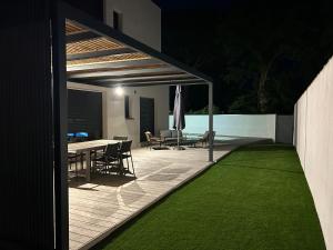 LA CONTEMPORAINE au calme avec sa piscine, wifi fibre, 8 personnes