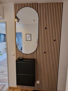 C4S COME4STAY Altötting - 3-Zi Whg I Zentrale Lage I Parkplatz I Balkon I WIFI I SmartTV I 1 Kingsize, 1 Queensize Bett I Office Arbeitsplatz I Wohnbereich mit Couch und Essbereich I voll ausgestattete Küche I Nespresso