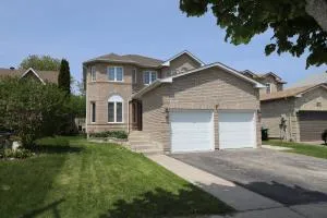 Lavish 4BR House Near Simcoe Lake & FH Resort - Innisfil