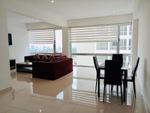 Romulo OFarril 2parking-3BR-2BA