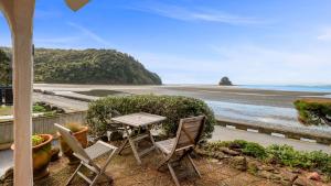 obrázek - Beachside Bliss - Waiwera Beachfront Holiday Home