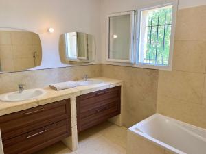 Villas Piscine chauffee, tennis, Mas provencal contemporain : photos des chambres