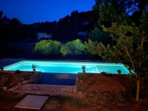 Villas Mas provencal contemporain piscine et tennis : photos des chambres