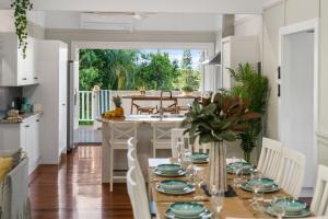 Stunning 4 Bedroom Beach House - Dicky Beach Original