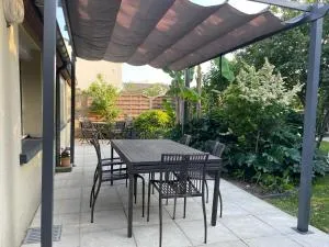 À 900 M de l'entrée du Circuit des 24 heures - Cité-des-Pins