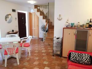 Spektar - Three-bedroom House with Grill in City Center