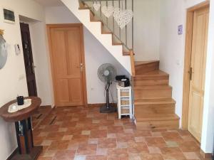 Spektar - Three-bedroom House with Grill in City Center