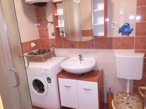 Spektar - Three-bedroom House with Grill in City Center