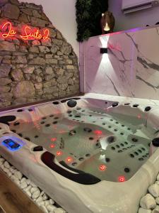 Love hotels Grenoble LA SUITE 2 spa jaccuzzi et sauna privatif : photos des chambres