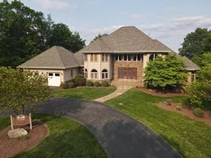 Redbud Keep - Unique Features, Movie Set Decor, Grill, Wifi, Family Friendly, Hiking, Billiard Table, Movie Theater Room, Fireplace, Golfing, View, 2 King Beds - Baxter