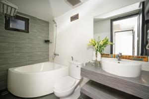 Phòng Deluxe gia đình Có ban công (Deluxe Family Room with Balcony)