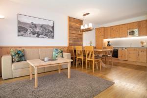 Two-Bedroom Apartment room in Apart Garni Alpenperle