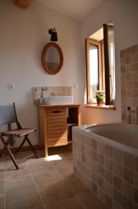 B&B / Chambres d'hotes Le Petit Riousset, gite a la campagne, piscine, petit-dej : photos des chambres