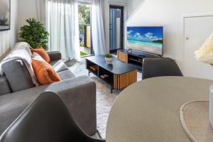 A Road Away from Hagley Park 2 bed 2 bath