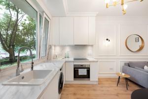 Lewartowskiego Luxury Lovely Apartment by BookingHost