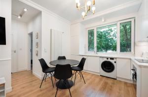 Lewartowskiego Luxury Lovely Apartment by BookingHost