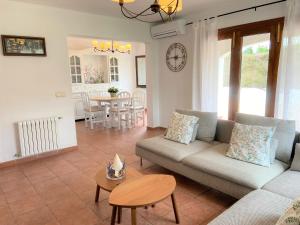 Casa con piscina muy cerca del mar