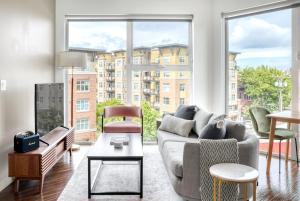 Ballard 1BR w WD BBQ Gym nr Waterfront SEA-393
