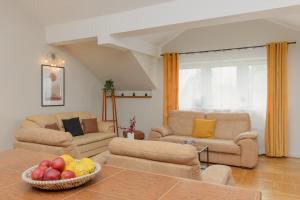 Spacious Apartment for 8 Guests near Metro Natolin by Renters