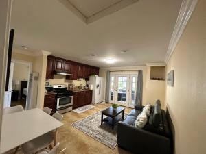 Huntington Beach adorable 2 bedrooms, 2 bathrooms