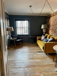 Fabulous apartment seconds from beach by Whitstable-Holidays, Pudding Pan