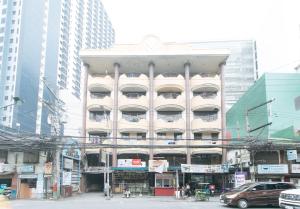 Mervins Terraces by RedDoorz