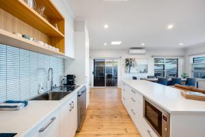 Saltys - Oceanfront Retreat near Dining & Bay Walks