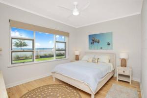 Saltys - Oceanfront Retreat near Dining & Bay Walks