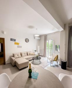 Metro Chic Haven: Modernized Urban Studio near the Tram