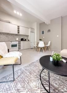 Metro Chic Haven: Modernized Urban Studio near the Tram