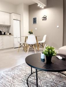 Metro Chic Haven: Modernized Urban Studio near the Tram