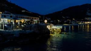 Black Rocks Family, Luxury Seafront Beach Maisonette