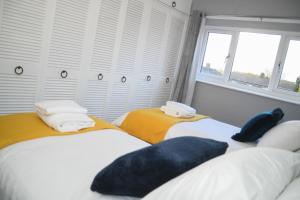 2ndHomeStays- Willenhall-A Serene 3 Bed House with a Garden View-Suitable for Contractors and Families-Sleeps 9 - 7 mins to J10 M6 and 21 mins to Birmingham