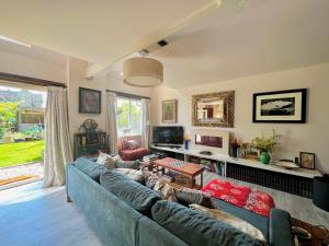 Eclectic Barn - Pergola & Dog-Friendly Garden