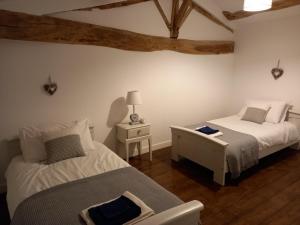 Maisons de vacances Rustic Gites - sleeps 10 with private pool near Chef Boutonne : photos des chambres