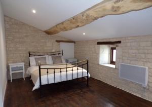 Maisons de vacances Rustic Gites - sleeps 10 with private pool near Chef Boutonne : photos des chambres