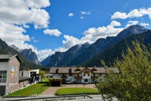 Double Room with Bathroom and Mountain View